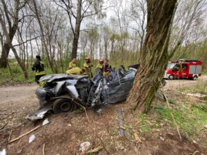 POWIAT NOWOTOMYSKI: Samochód osobowy uderzył w drzewo. Na miejscu śmigłowiec LPR