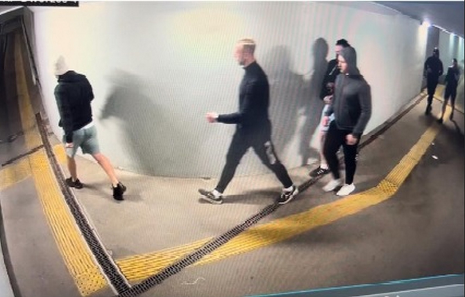 Uwaga! ROZPOZNAJESZ TYCH MĘŻCZYZN? Rozbój na małoletnich kibicach poznańskiej drużyny po meczu Lech Poznań – Legia Warszawa