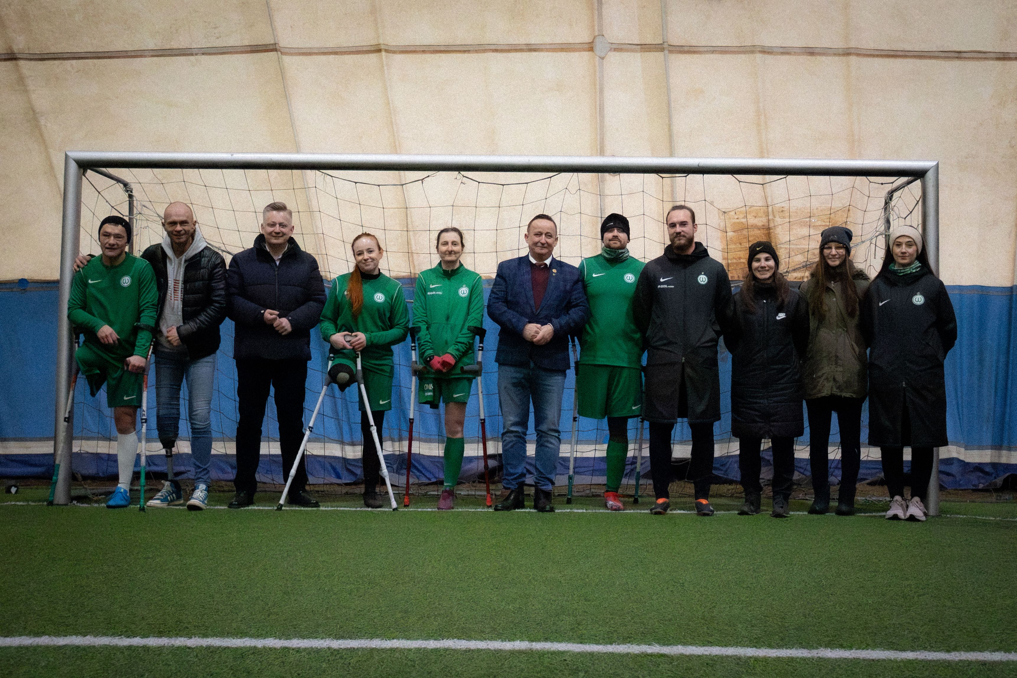 Stefaniak i Maciejewski na murawie Warty. Rządowi przedstawiciele wzięli udział w treningu AMP Futbol