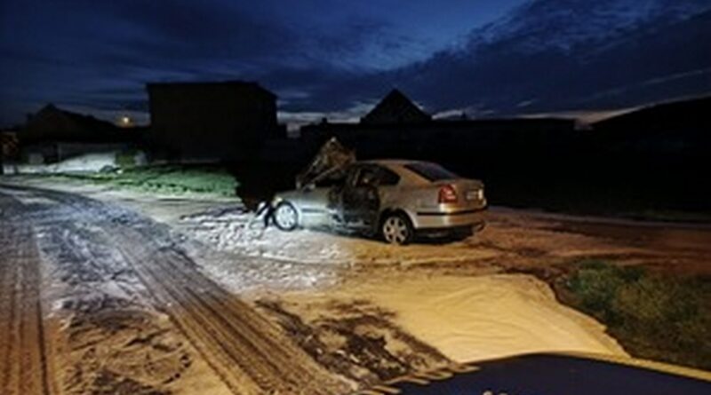 Nietrzeźwy kierowca wjechał w garaż, jego samochód stanął w ogniu