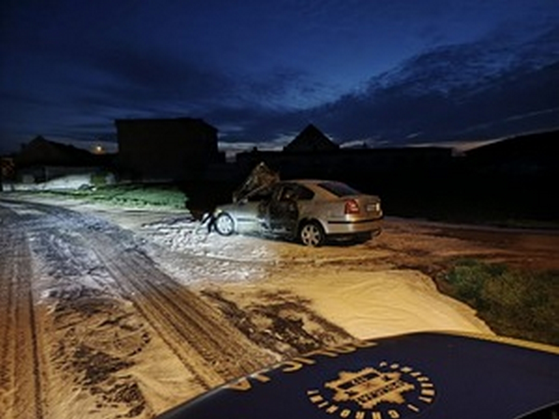 Nietrzeźwy kierowca wjechał w garaż, jego samochód stanął w ogniu