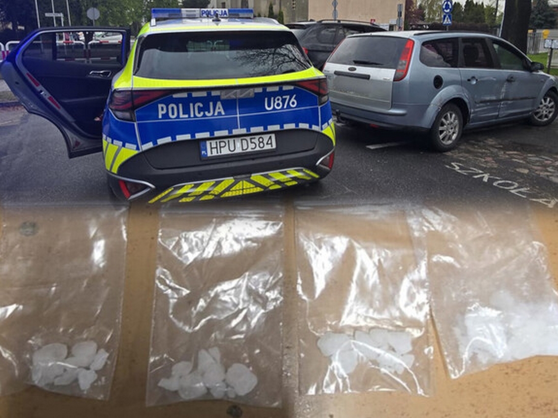 Kierowca na widok policjantów wyrzucił przez okno woreczek z niedozwoloną substancją, dodatkowo jechał bez uprawnień- został zatrzymany