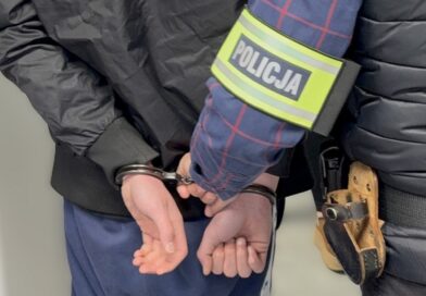 Podejrzani o rzucanie koszami, niszczenie słupków i wiaty na targowisku- odpowiedzą za swoje czyny