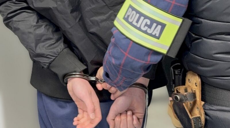 Podejrzani o rzucanie koszami, niszczenie słupków i wiaty na targowisku- odpowiedzą za swoje czyny