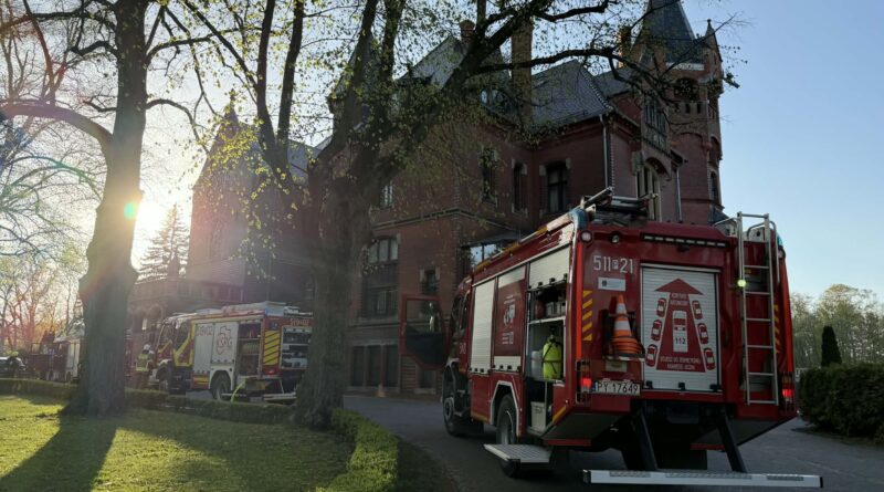 [Z OSTATNIEJ CHWILI] Kłęby dymu w Pałacu Wąsowo! – Goście ewakuowani