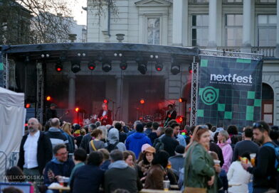 POZNAŃ: DŻUNGLA DŹWIĘKÓW OPANOWAŁA MIASTO! Trwa NEXT FEST 2026 – muzyczne szaleństwo w centrum Wielkopolski! [ZDJĘCIA]