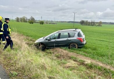 34- latek dachował kradzionym autem. Nie posiadał uprawnień do kierowania, a w ogranizmie miał blisko 2 promile alkoholu