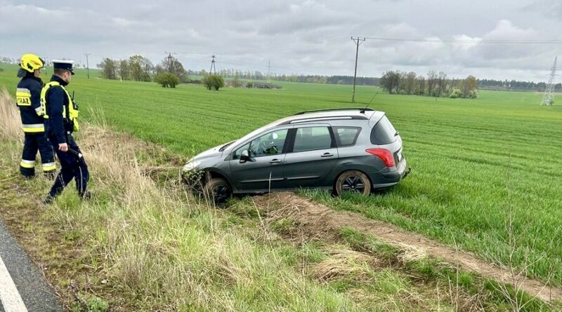 34- latek dachował kradzionym autem. Nie posiadał uprawnień do kierowania, a w ogranizmie miał blisko 2 promile alkoholu