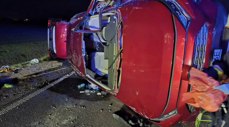 Dachowanie samochodu na obwodnicy Wronek, dwie osoby poszkodowane