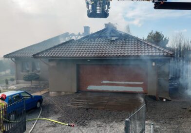 Ogień rozprzestrzenił się błyskawicznie! Tuje, samochody i dom w płomieniach pod Kaliszem Ogień rozprzestrzenił się błyskawicznie! Tuje, samochody i dom w płomieniach pod Kaliszem