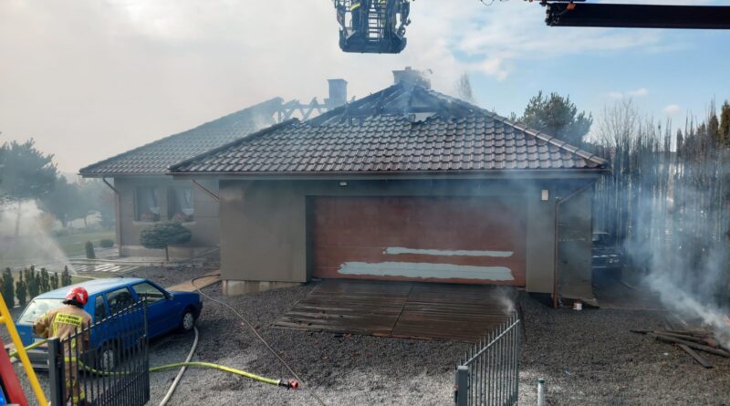 Ogień rozprzestrzenił się błyskawicznie! Tuje, samochody i dom w płomieniach pod Kaliszem Ogień rozprzestrzenił się błyskawicznie! Tuje, samochody i dom w płomieniach pod Kaliszem