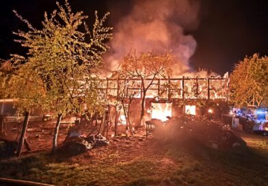 Nocny pożar w Borui Kościelnej! Ogień objął stodołę, zagrożony był budynek mieszkalny