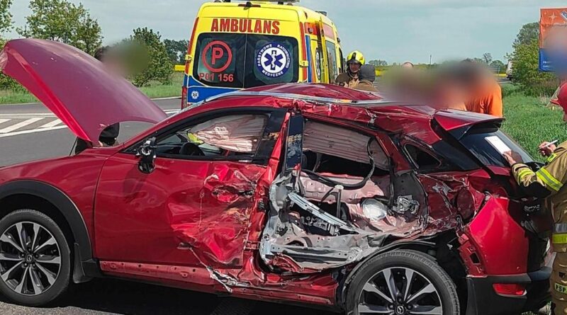 Zderzenie dwóch pojazdów na drodze krajowej w Pniewach