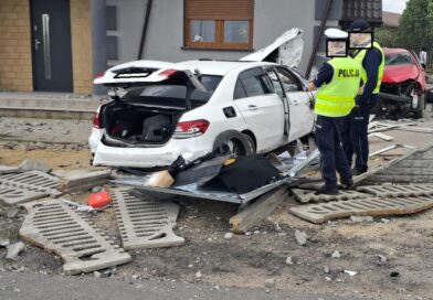 Osobówka wypadła z drogi i uderzyła w budynek! Na miejsce wezwano LPR