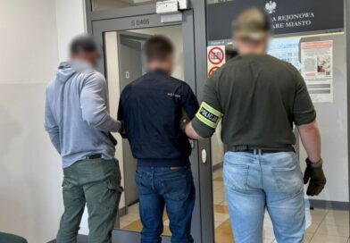POZNAŃ: Zablokowali drzwi i dokonali zuchwałej kradzieży pod sklepem. Złodziejski duet wpadł w ręce policjantów z Północy