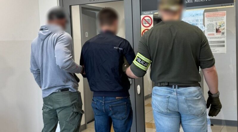 POZNAŃ: Zablokowali drzwi i dokonali zuchwałej kradzieży pod sklepem. Złodziejski duet wpadł w ręce policjantów z Północy