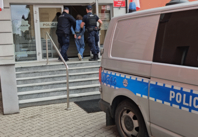 Wolsztyn/Wrocław – Przestępczy duet „wpadł” po kradzieży biżuterii w Wolsztynie. Mężczyzna był w zainteresowaniu policji 6 krajów w Europie Wolsztyn/Wrocław – Przestępczy duet „wpadł” po kradzieży biżuterii w Wolsztynie. Mężczyzna był w zainteresowaniu policji 6 krajów w Europie