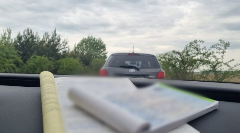 Przekroczył prędkość, próbował przekupić policjantów