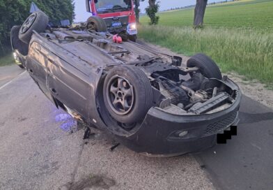 Dachowanie samochodu na drodze wojewódzkiej w Bininie Dachowanie samochodu na drodze wojewódzkiej w Bininie