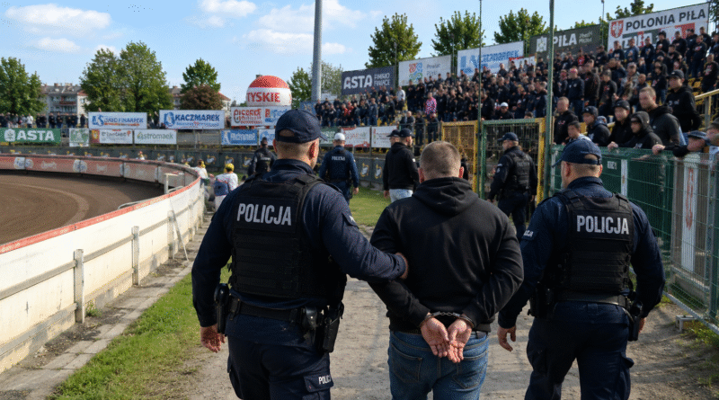 Agresywni kibice z zakazami sądowymi