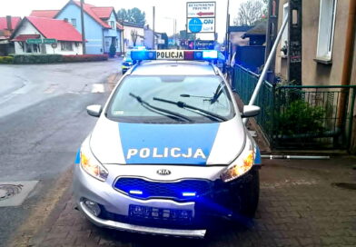 UCIEKAŁ PRZED POLICJĄ! Radiowóz rozbity po pościgu w Przemęcie. 26-latek zatrzymany