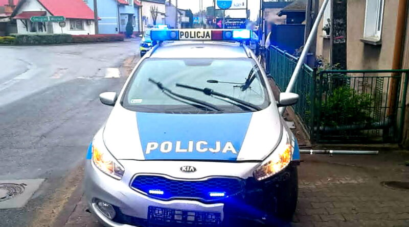 UCIEKAŁ PRZED POLICJĄ! Radiowóz rozbity po pościgu w Przemęcie. 26-latek zatrzymany