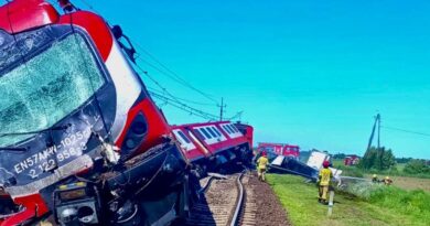 Ciężarówka zderzyła się z pociągiem! Jedna osoba nie żyje. Skład się wykoleił, doszło też do pożaru