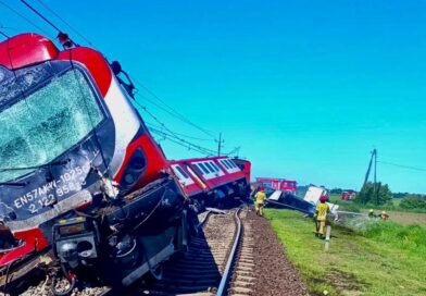 Ciężarówka zderzyła się z pociągiem! Jedna osoba nie żyje. Skład się wykoleił, doszło też do pożaru