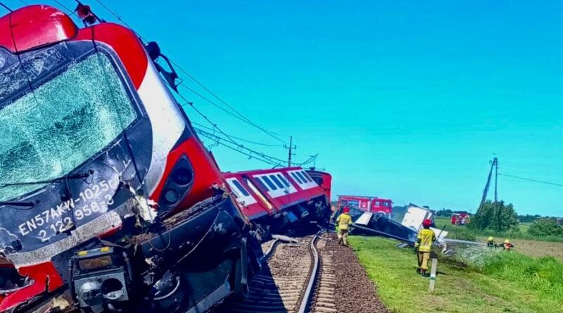 Ciężarówka zderzyła się z pociągiem! Jedna osoba nie żyje. Skład się wykoleił, doszło też do pożaru