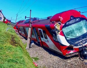Ciężarówka wjechała pod pociąg! Jedna osoba nie żyje. Skład się wykoleił, doszło też do pożaru