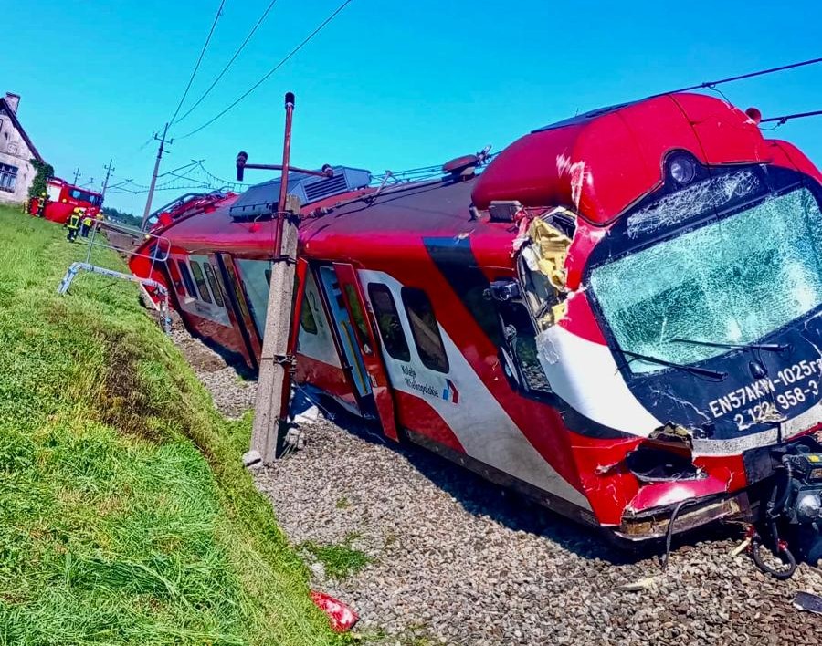 Ciężarówka wjechała pod pociąg! Jedna osoba nie żyje. Skład się wykoleił, doszło też do pożaru