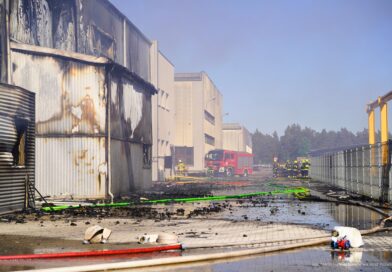 Duży pożar hali produkcyjnej w Obornikach. Alert RCB i ponad 100 strażaków w akcji
