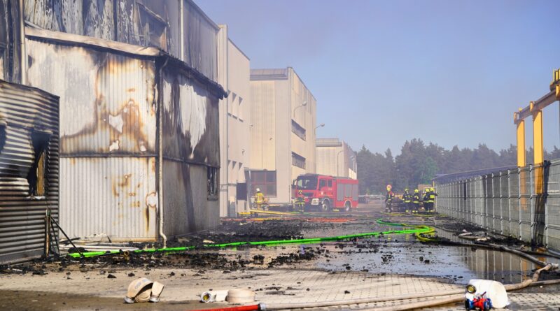 Duży pożar hali produkcyjnej w Obornikach. Alert RCB i ponad 100 strażaków w akcji