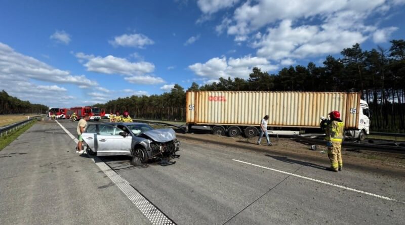 AKTUALIZACJA: Siedem osób poszkodowanych w poważnym wypadku na A2. Autostrada nadal zablokowana