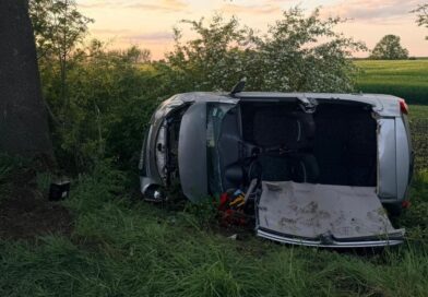 Dachowanie w Wierzchaczewie, dwie osoby przewieziono do szpitala Dachowanie w Wierzchaczewie, dwie osoby przewieziono do szpitala