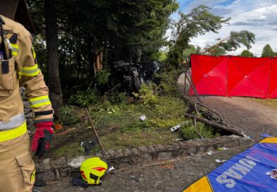 Samochód wypadł z drogi i rozbił się na posesji. Lądował śmigłowiec LPR Samochód wypadł z drogi i rozbił się na posesji. Lądował śmigłowiec LPR