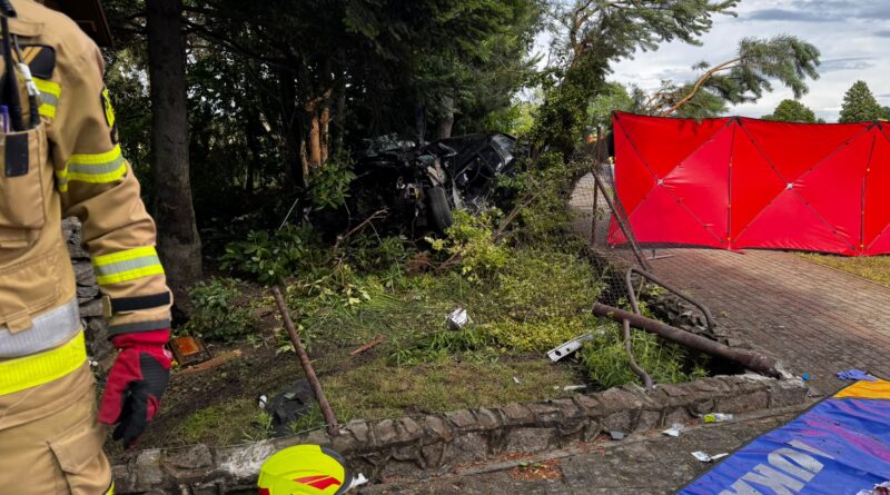 Samochód wypadł z drogi i rozbił się na posesji. Lądował śmigłowiec LPR Samochód wypadł z drogi i rozbił się na posesji. Lądował śmigłowiec LPR