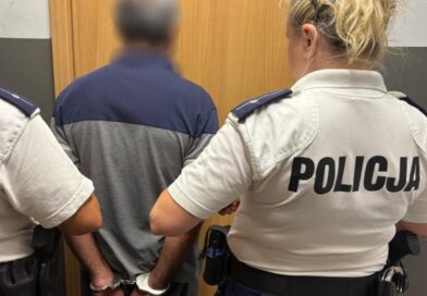Nietrzeźwy obcokrajowiec bez uprawnień uszkodził znak drogowy. Nielegalnie przebywał w Polsce