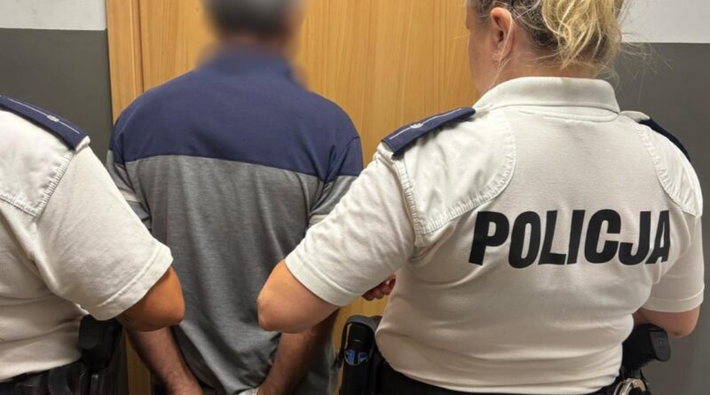 Nietrzeźwy obcokrajowiec bez uprawnień uszkodził znak drogowy. Nielegalnie przebywał w Polsce
