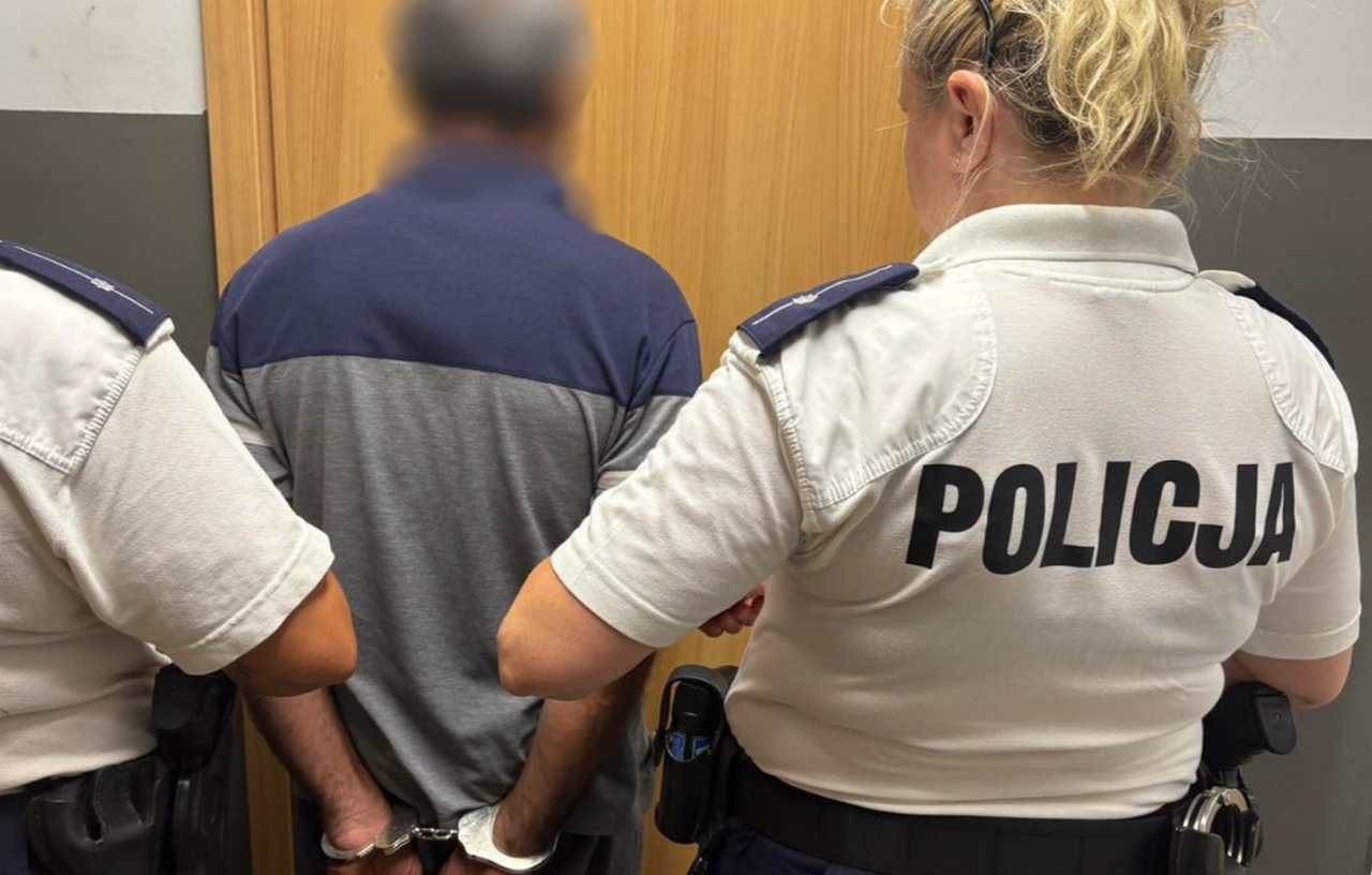 Nietrzeźwy obcokrajowiec bez uprawnień uszkodził znak drogowy. Nielegalnie przebywał w Polsce