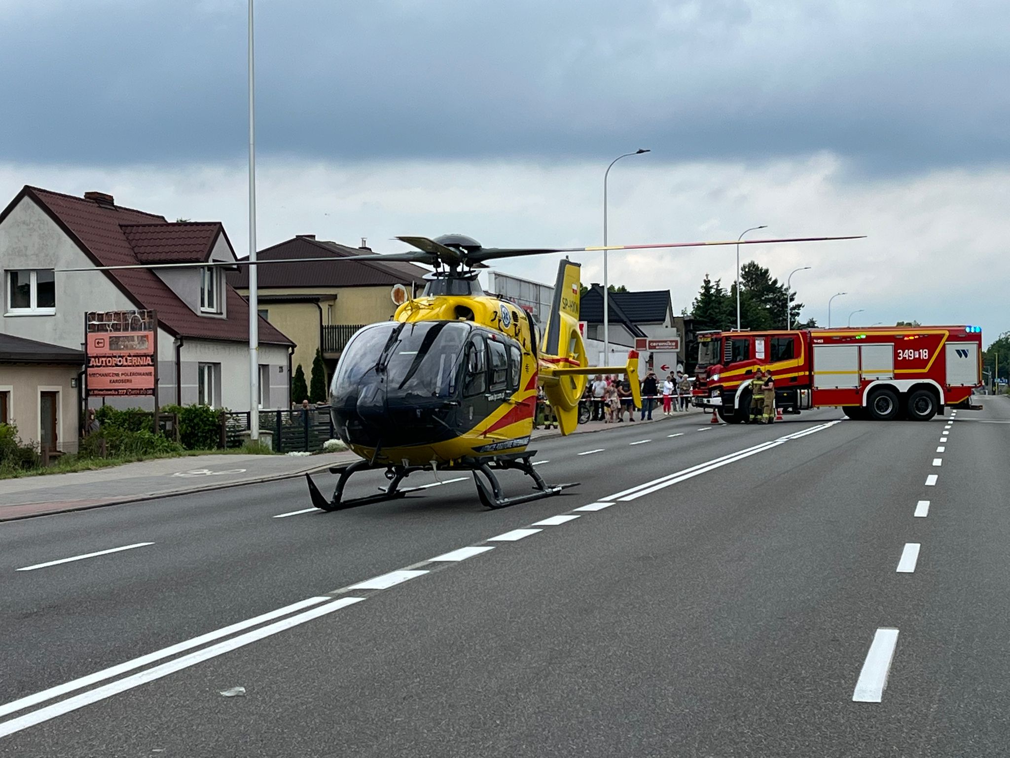 Wypadek drogowy z udziałem motocykla i samochodu osobowego! Na miejscu śmigłowiec LPR.