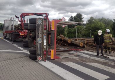 Groźne zdarzenie w Wielkopolsce. Naczepa z drewnem przewróciła się na skrzyżowaniu Groźne zdarzenie w Wielkopolsce. Naczepa z drewnem przewróciła się na skrzyżowaniu