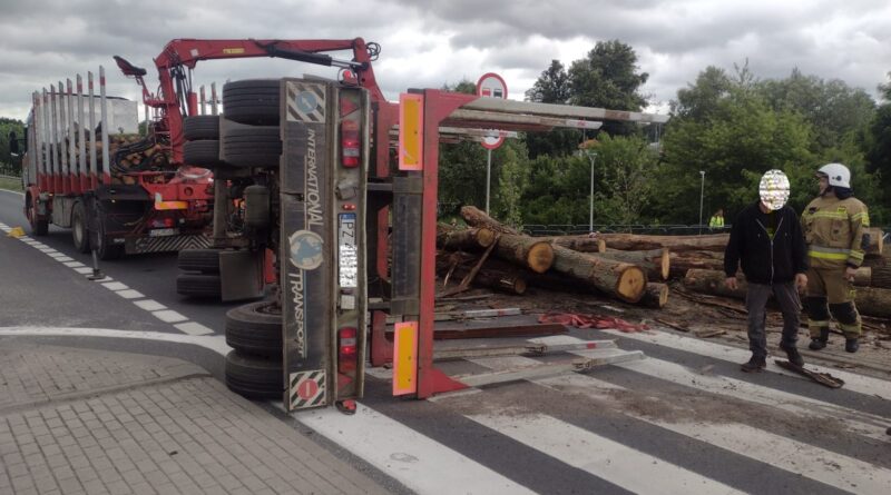 Groźne zdarzenie w Wielkopolsce. Naczepa z drewnem przewróciła się na skrzyżowaniu Groźne zdarzenie w Wielkopolsce. Naczepa z drewnem przewróciła się na skrzyżowaniu