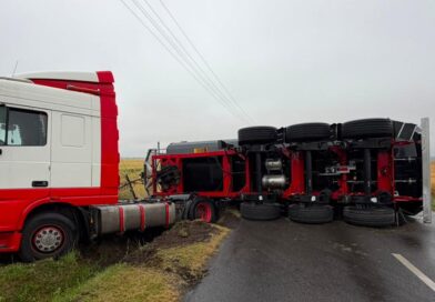 Przewrócona naczepa z wapnem zablokowała drogę Przewrócona naczepa z wapnem zablokowała drogę
