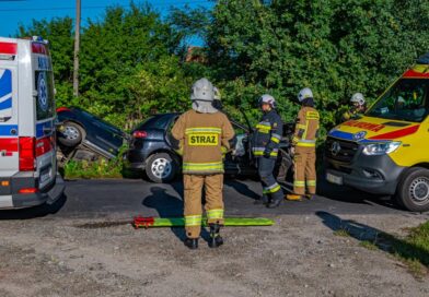 Zderzenie dwóch samochodów. Strażacy ewakuowali poszkodowanych Zderzenie dwóch samochodów. Strażacy ewakuowali poszkodowanych