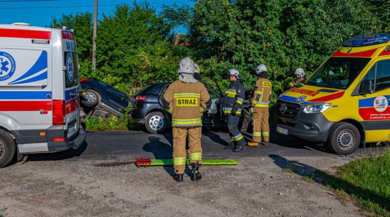 Zderzenie dwóch samochodów. Strażacy ewakuowali poszkodowanych Zderzenie dwóch samochodów. Strażacy ewakuowali poszkodowanych