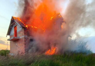 Pożar domu jednorodzinnego. Na miejscu pracowało kilka zastępów straży Pożar domu jednorodzinnego. Na miejscu pracowało kilka zastępów straży