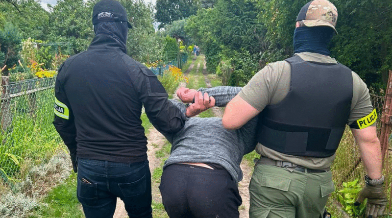 Stanął w obronie zaczepianego pasażera. Policjanci zatrzymali dwóch podejrzanych o napaść w poznańskim tramwaju Stanął w obronie zaczepianego pasażera. Policjanci zatrzymali dwóch podejrzanych o napaść w poznańskim tramwaju