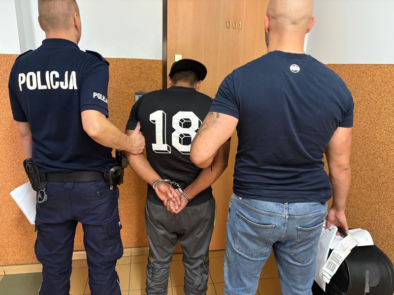 Policjanci zatrzymali obcokrajowca i złożyli wniosek o jego deportację, w związku z rażącym łamaniem polskiego prawa