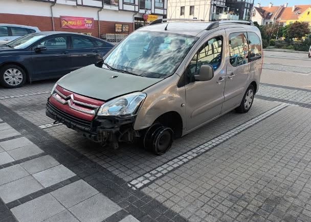 Ukradli samochód, zniszczyli drogę i… usiedli w środku do śniadania. Trzej mężczyźni w rękach policji Ukradli samochód, zniszczyli drogę i… usiedli w środku do śniadania. Trzej mężczyźni w rękach policji